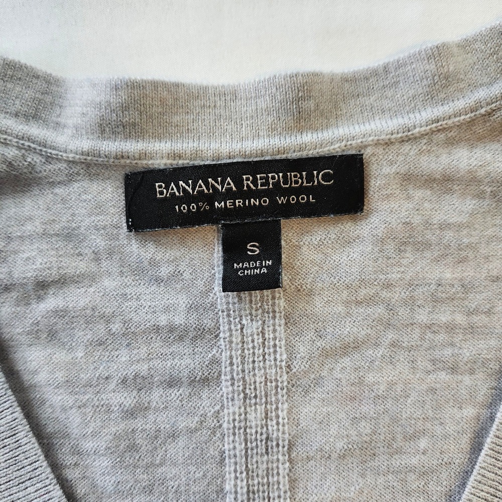 Banana Republic Gray 100% Merino Wool V Neck Lightweight Sweater Women's Size S - Picture 3 of 4